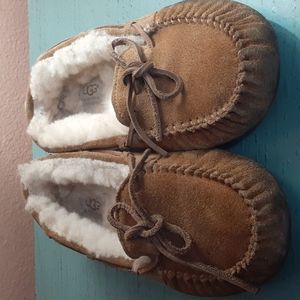 UGG SLIPPERS SZ5